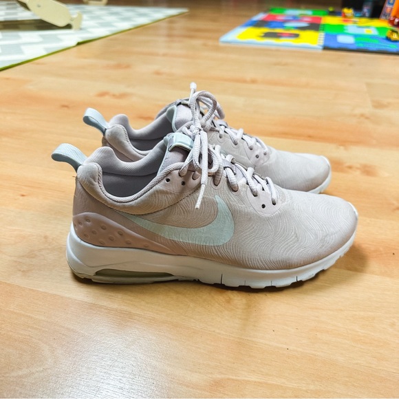 Nike Light Pink & White Air Max Motion LW SE Sneaker Women’s Size 8.5 - Picture 3 of 10